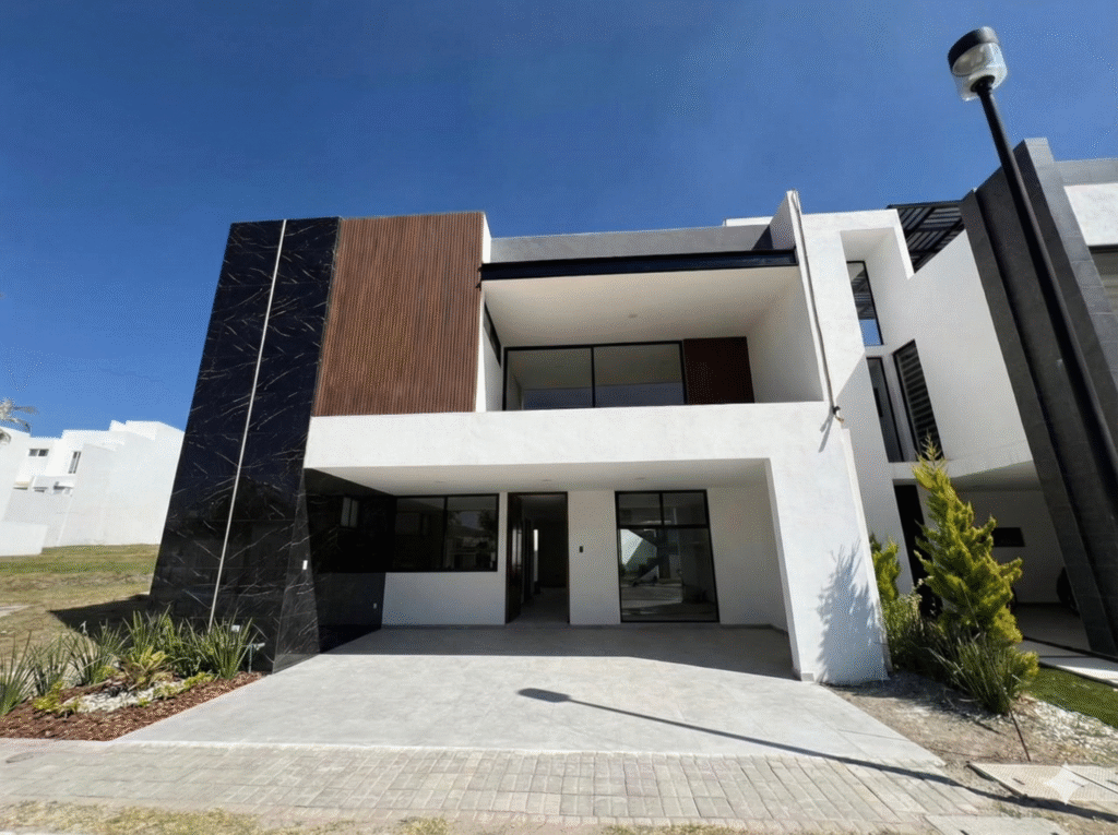 CASA EN VENTA EN PARQUE COLIMA - LOMAS DE ANGELOPOLIS